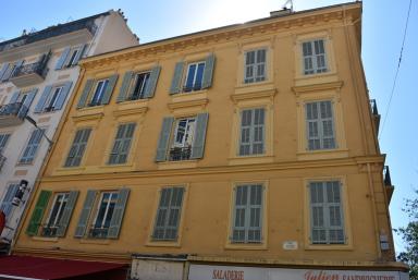 Façade latérale sur la rue Veillon.