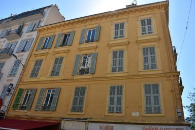 Faade latrale sur la rue Veillon.