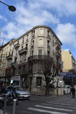 Angle du bâtiment au croisement des voies Vernier et Malausséna.