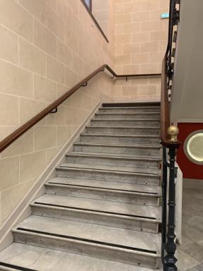 Premire vole de l'escalier principal. Suite  la restauration de 2019, les murs ont retrouv leur parement de faux-tuffeau.