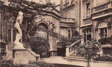 Le jardin du cercle. A gauche, la salle des fêtes, carte postale non datée. @Jardin de L'artistique. A droite, la façade de l'immeuble avec son aspect originel.