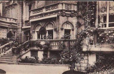 Au centre, l'avance marquant le salon Charles Ngre,  gauche le dpart du volume de la salle des ftes, vue depuis le jardin, carte postale non date.