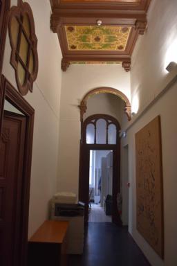 Vue du corridor opposé, prise depuis le hall.