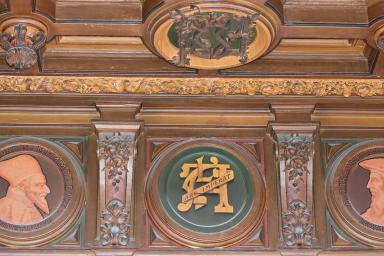 Salon Hercule Florence, détail de la corniche avec la devise du cercle : "ars imperat".