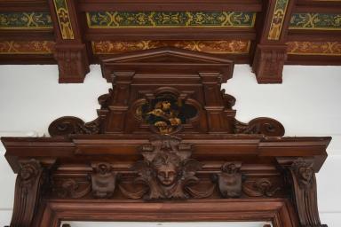 Linteau de la porte d'accès au salon Charles Nègre depuis le hall.