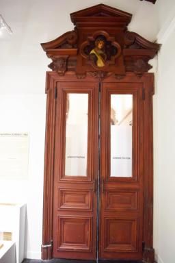 Porte intermédiaire entre deux parties du corridor.