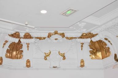 Salle de l'Artistique, détail d'un des angles de la corniche.