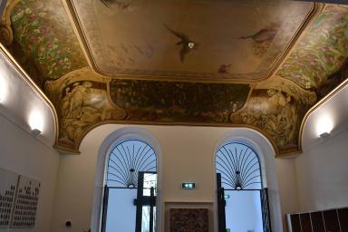 Entrée, plafond à voussure.