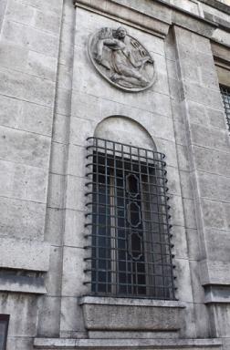 Façade antérieure, travée latérale de l'avant-corps central, détail.