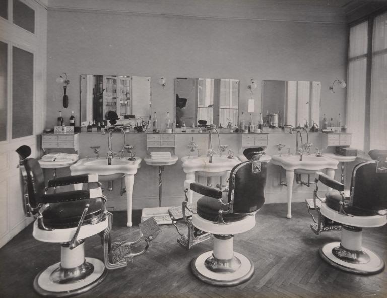[Htel Negresco, Nice, salon de coiffure], [1913].