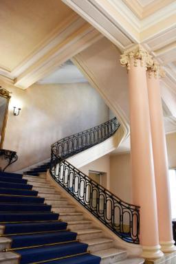 Grand escalier partant du vestibule d'entre. Des deux "grands escaliers" prsents sur le plan de l'architecte il offre les dimensions les plus importantes. 