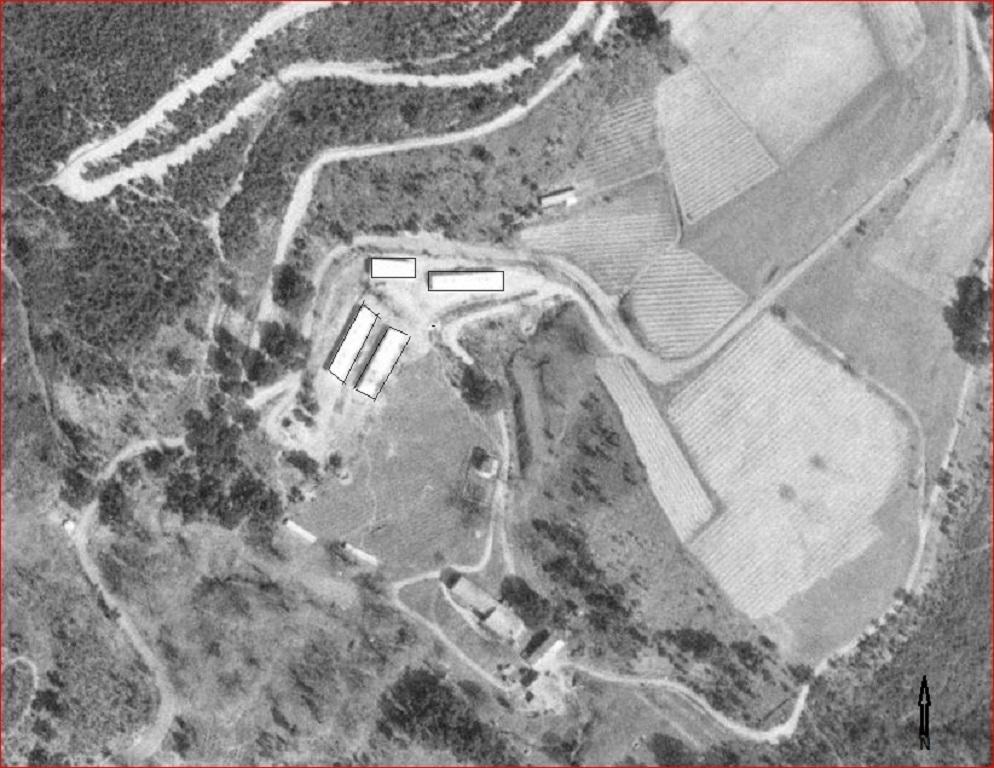 Vue arienne du site compos de 4 baraquements, 6 mars 1966.