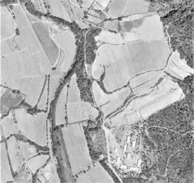 Vue aérienne du hameau en juin 1972 : 8 baraquements.