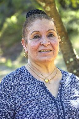 Portrait de Madame Aldjia Sylvie Koulal, fille de Harki, sur le site du hameau hameau où elle a vécu petite.