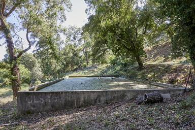 Réservoir d'eau implanté sur le site.