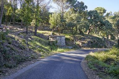 Réservoir d'eau situé sur la route en amont du hameau, en venant de Collobrières.