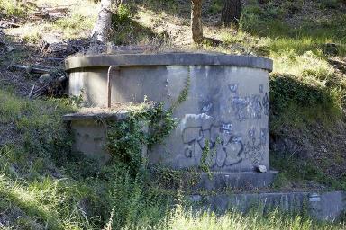 Détail du réservoir d'eau situé sur la route en amont du hameau, en venant de Collobrières.