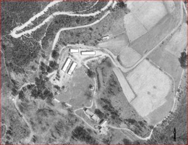 Vue aérienne du site composé de 4 baraquements, 6 mars 1966.