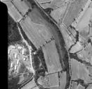 Vue arienne du hameau de la Capelle en 1970 : 8 baraquements en place.