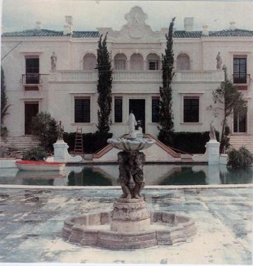 [Villa La Presqu'le de l'Ilette, Cap d'Antibes. La faade ouest et la piscine avec le dcor baroque ajout en surcharge vers 1960.], 1968.