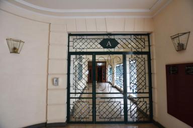 Accs depuis le vestibule  l'une des cages d'escalier. La galerie ouvre sur la cour situe entre les immeubles "Lafayette" et "Voltaire". 