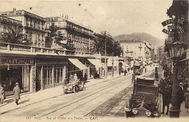 137 - Nice - rue de l'Htel-des-Postes [circa 1910]. L'immeuble Tiranty est le premier immeuble  gauche derrire sa range de boutiques.