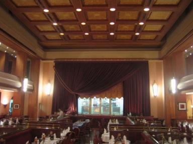 Intrieur de la salle de spectacle du temps de la Brasserie Flo (2009). Vue depuis le balcon en direction de la scne.