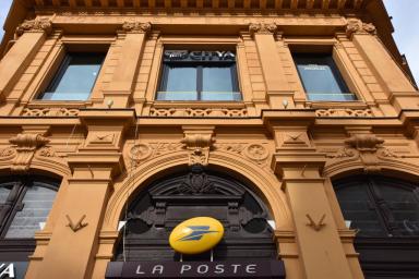 Façade de l'angle, vue rapprochée des deux premiers niveaux.
