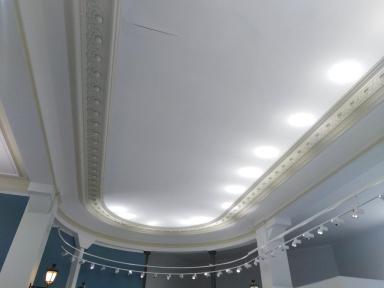 Salle principale, vue du plafond.