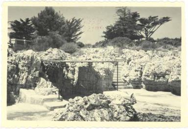 [Villa Zro  Antibes. L'accs au rivage Est.] Vers 1950.
