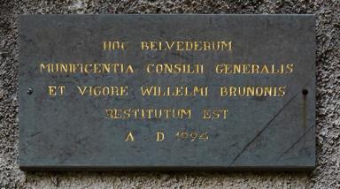 Plaque commmorative du belvdre de jardin. ; Plaque commmorative du belvdre de jardin (vue d'ensemble). Verger.