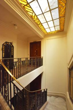 Palais Marie, cage d'escalier et palier du dernier tage avec verrire sommitale.