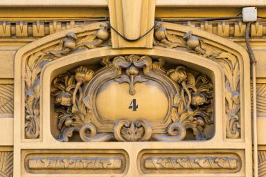 Dessus-de-porte d'entrée.