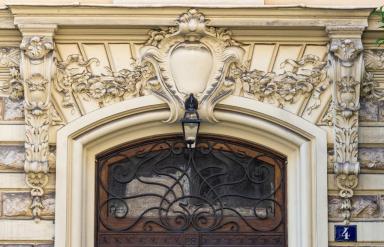 Porte d'entrée, détail du dessus-de-porte.