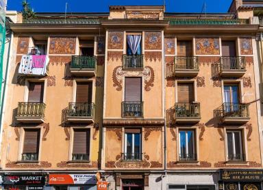 Façade antérieure, vue partielle.