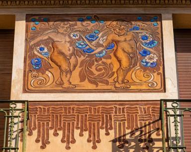 Façade antérieure, table avec décor de putti.