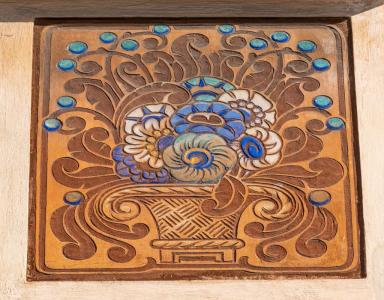 Façade antérieure, table avec décor de corbeille de fleurs.