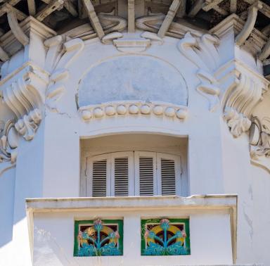 Détail de la partie sommitale de l'angle avec trace d'un ancien décor peint (paon ?).