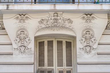 Détail d'une console de balcon située au rez-de-chaussée, avec figure anthropomorphe.