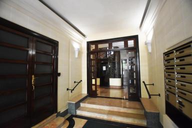 Entrée sur boulevard, vue depuis le vestibule en direction de la cage d'escalier.