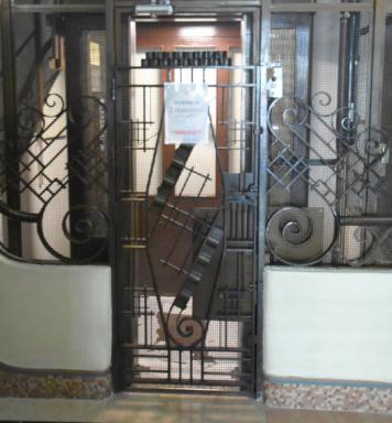Entrée sur boulevard, détail de la ferronnerie de l'ascenseur au niveau du rez-de-chaussée.