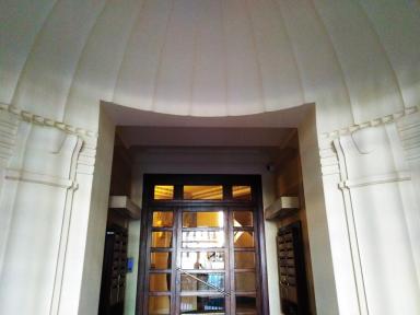 Entrée sur l'angle, vue depuis le vestibule en direction de la cage d'escalier.