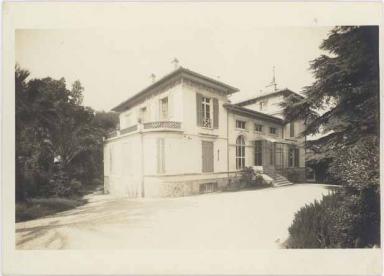 [La villa Primavera  Cannes, vue de la faade nord prise de l'est.], vers 1925 ? L'entre est pourvue d'une marquise, la frise peinte sous toiture est nettement visible sur l'aile Est.