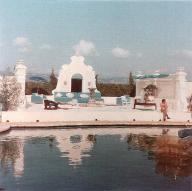 [Villa La Presqu'le de l'Ilette, Cap d'Antibes. La piscine avec sa terrasse ouest sur pilotis et son dcor baroque crs vers 1960.], 1968.