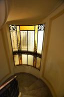 Palais Marchal-Joffre, cage d'escalier. La fentre de second-jour avec verres colors permet d'clairer l'espace  partir de l'escalier de service, situ  l'arrire de cet escalier et termin par une verrire sommitale.