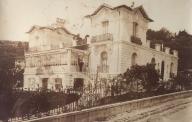 [Villa Mercedes, Nice, 1916]. Remarquer les bossages en tons soutenus du soubassement.