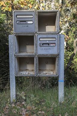 Bloc de boîtes à lettres situé à l'entrée du hameau.