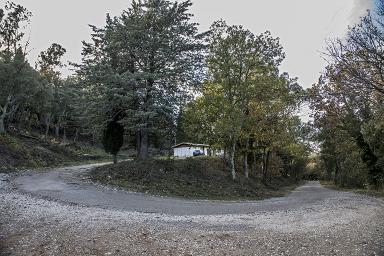 Entrée du hameau, en arrière-plan, le premier baraquement servant à l'origine de foyer.