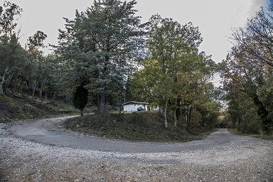 Entre du hameau, en arrire-plan, le premier baraquement servant  l'origine de foyer.