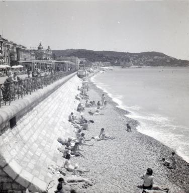 [Promenade des Anglais, Nice, plage], 1948. Est visible le mur de soutnement ralis en 1930 pour l'largissement de la promenade.